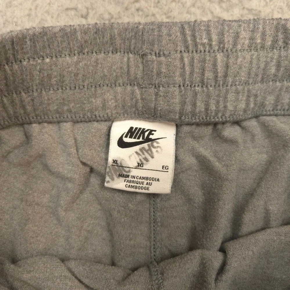 Nike Sweatpants Youth XL Gray Fleece Joggers Elastic Cuff Pockets Jogger Tapered